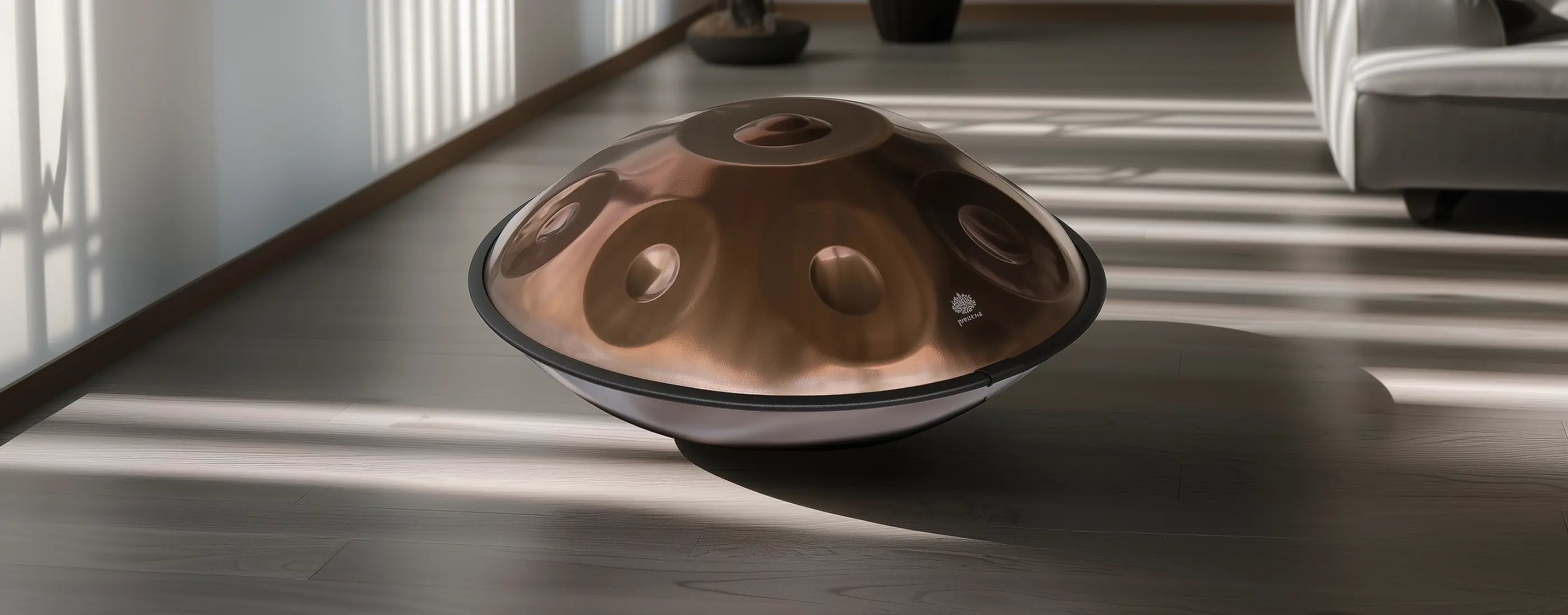 Handpan von Panaraya in Kupfer, D-Kurd mit 9 Tonfeldern am Boden im Wohnzimmer.