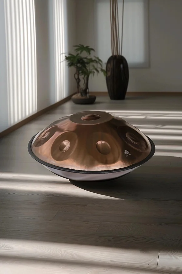 Handpan von Panaraya D-Kurd mit 9 Tonfeldern, in Kupfer liegt am Boden im Wohnzimmer